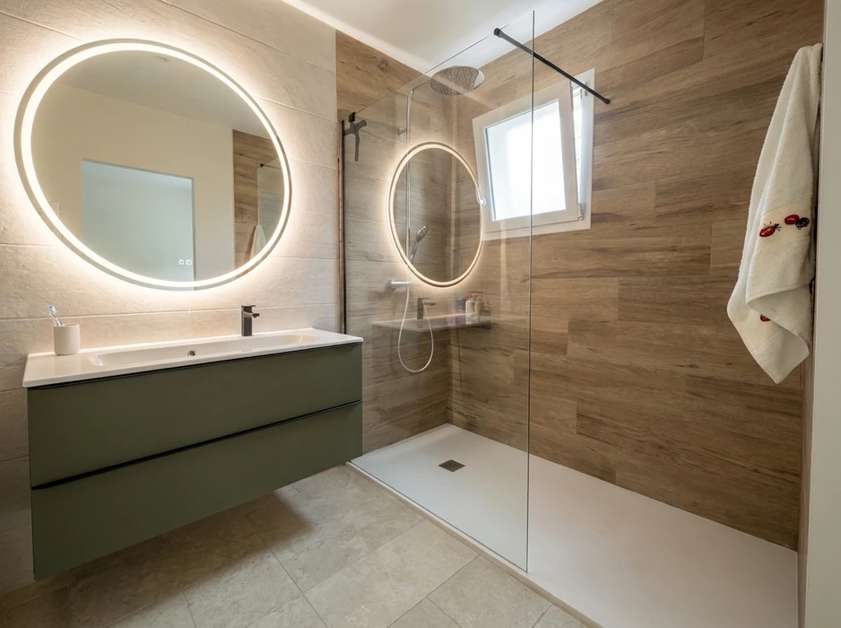 Salle de bain moderne avec douche à l'italienne, paroi en verre transparente, receveur blanc encastré