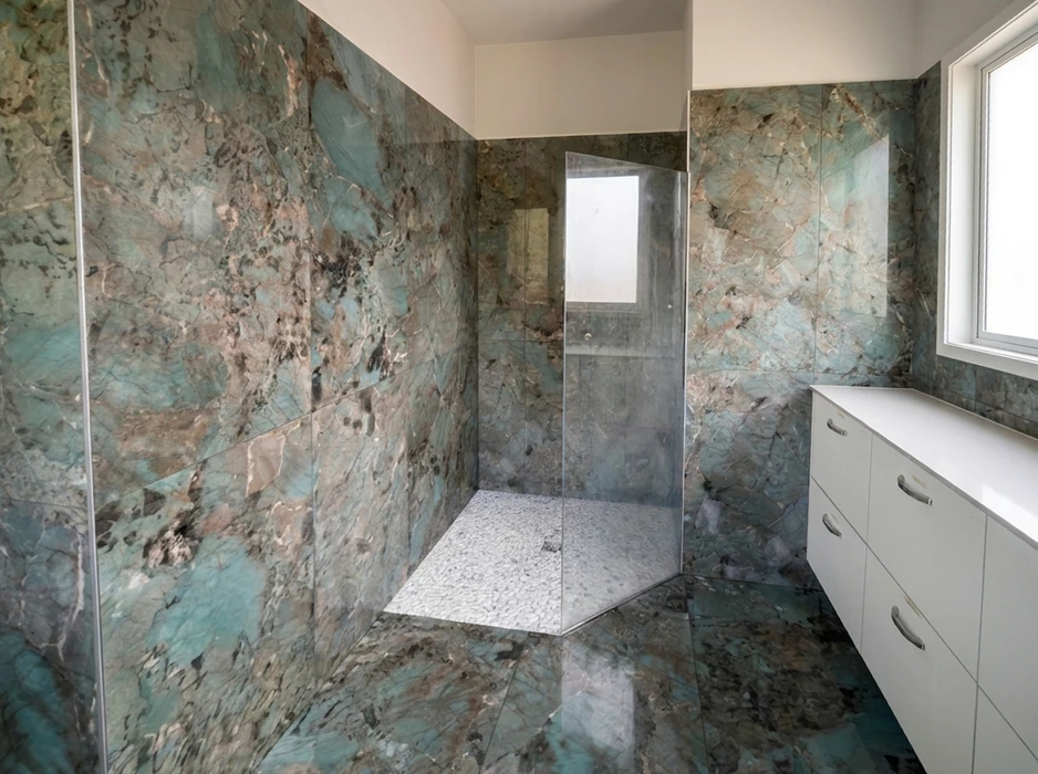 Salle de bain luxueuse avec douche à l'italienne, parois en grandes dalles de marbre amazonite turquoise veiné