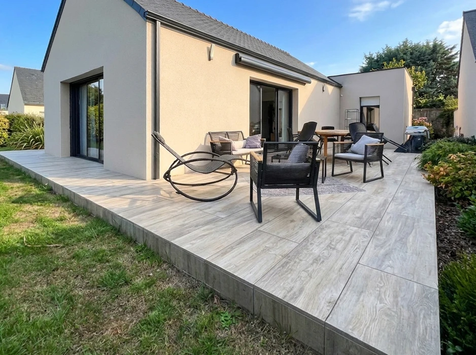 Terrasse extérieure moderne attenante à une maison contemporaine en enduit beige
