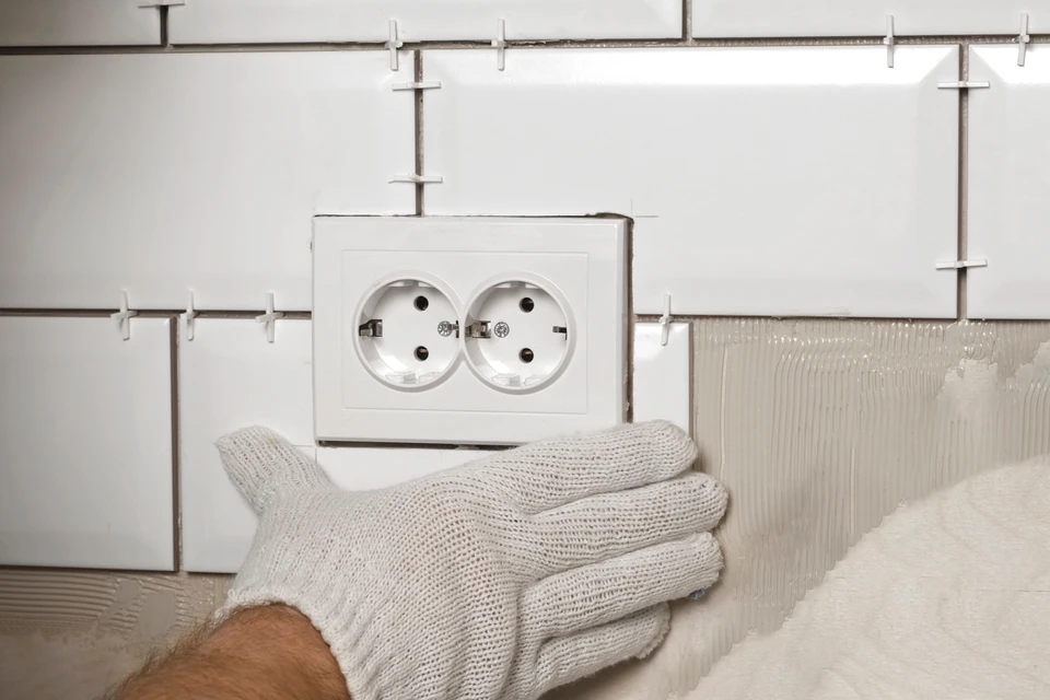 Salle de bain moderne avec carrelage gris marbré aux murs, carrelage imitation bois au sol