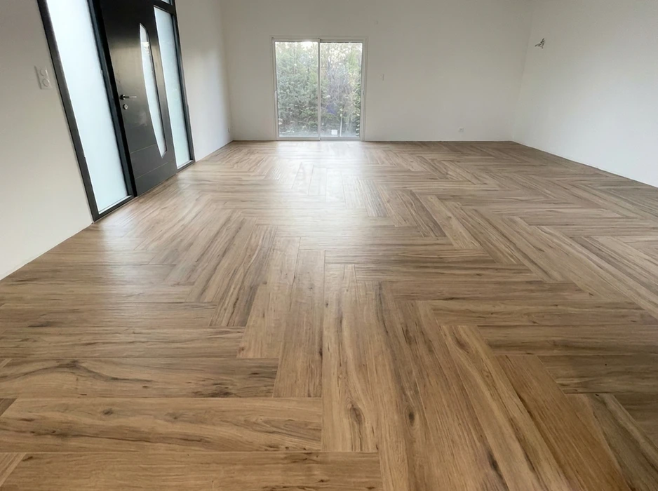 Carrelage hexagonal en mosaïque, majoritairement blanc effet marbre de Carrare avec veinures grises