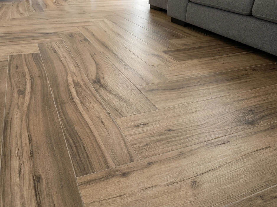 Entrée de maison contemporaine avec terrasse en carrelage imitation bois, format plank 20x120cm, posé en angle sur lit de grave noire compactée