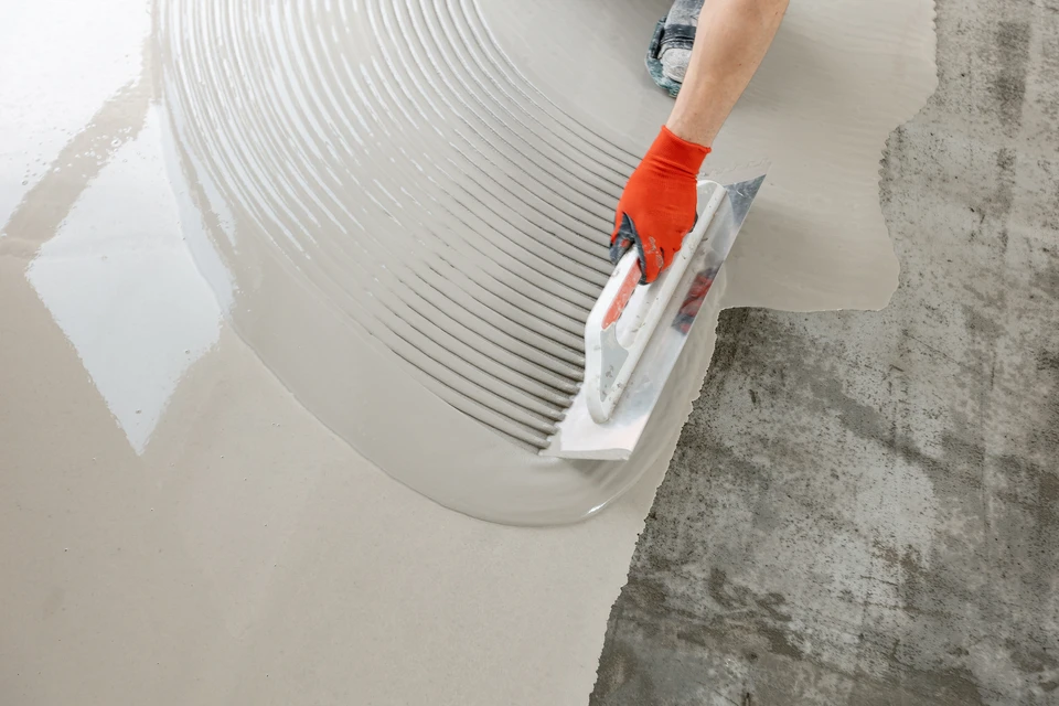 Chantier extérieur de coulage de béton avec ouvriers en action