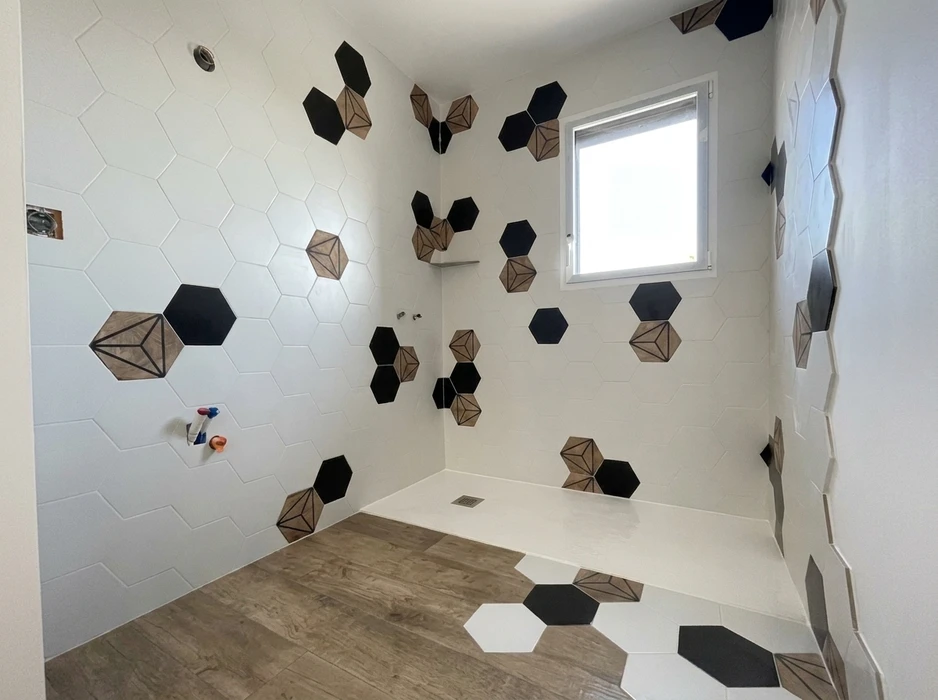 Aménagement paysager moderne devant une maison