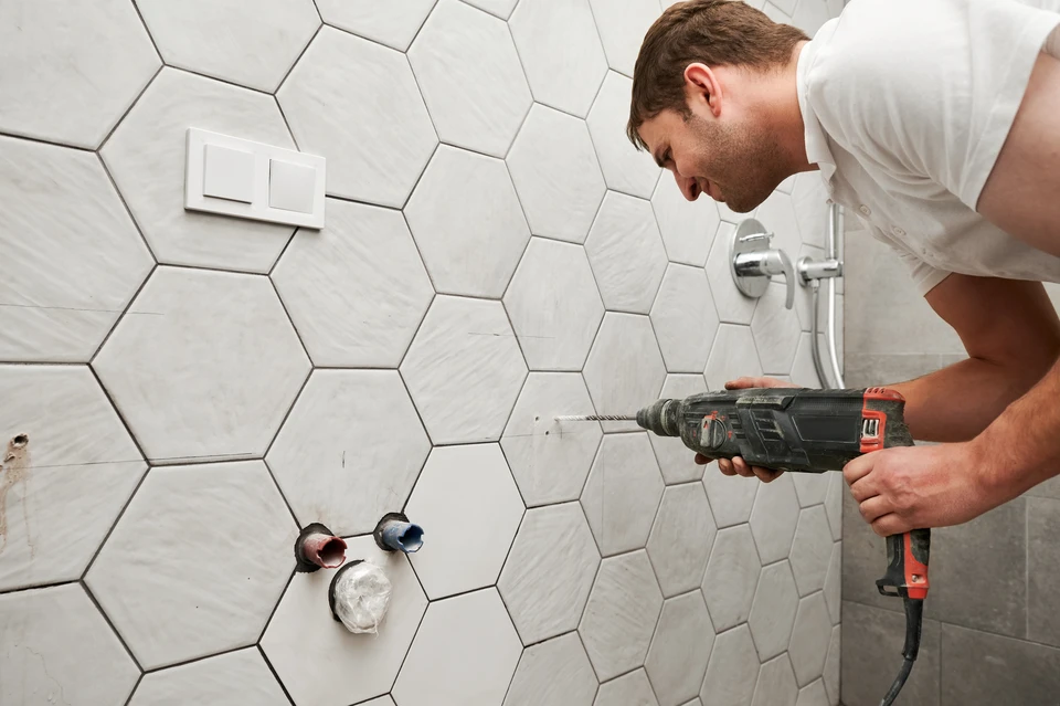 Salle de bain moderne avec douche à l'italienne, vasque ronde blanche sur plan de travail en bois, robinetterie noire mate