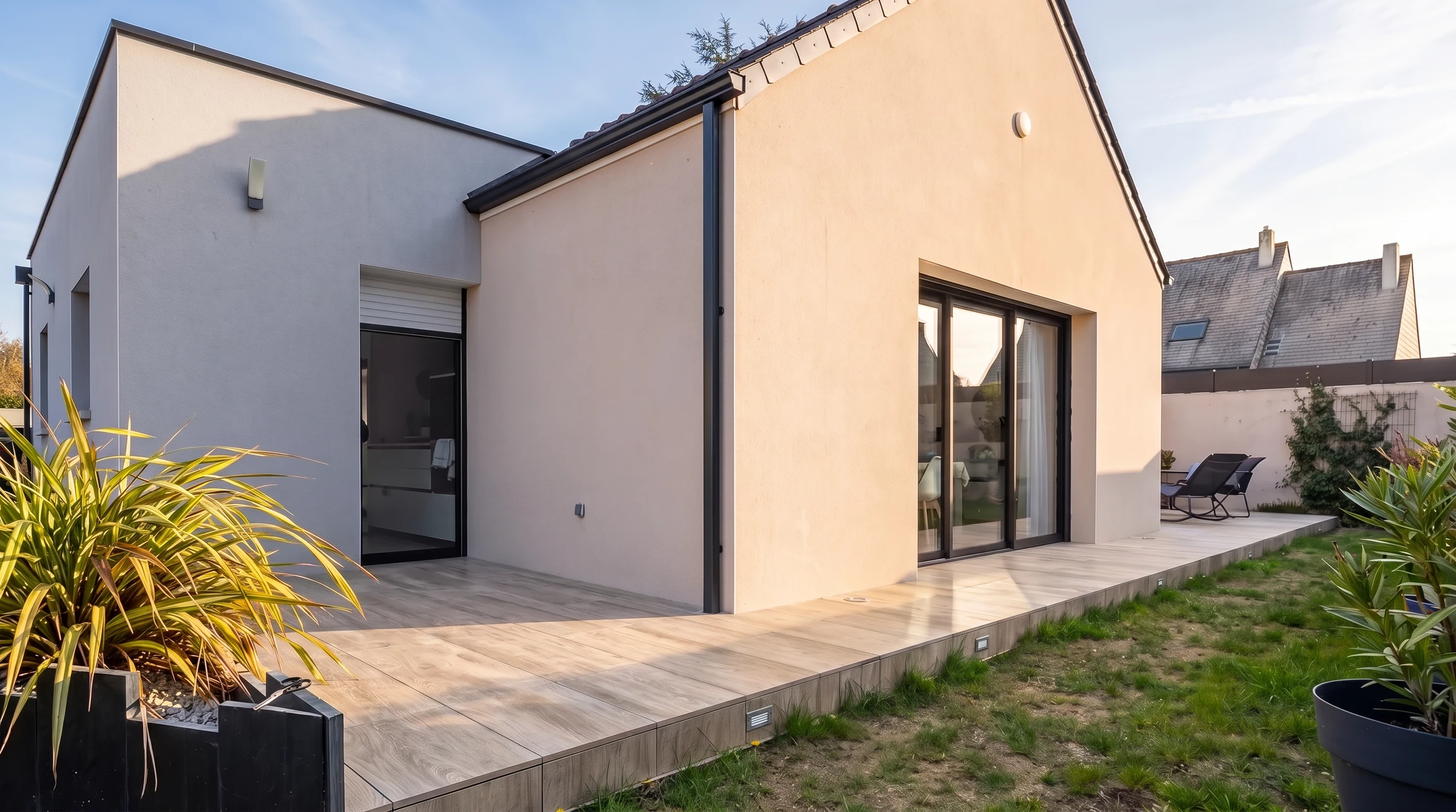 Maison individuelle moderne de plain-pied, façade enduit ton beige-rosé, menuiseries aluminium anthracite
